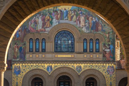 Téléchargez les photos : L'église Stanford Memorial derrière une entrée voûtée - en image libre de droit