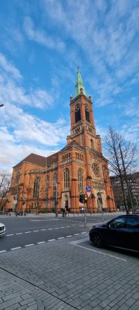Foto de Un plano vertical de la Iglesia Evangélica de Juan en Düsseldorf, Alemania - Imagen libre de derechos