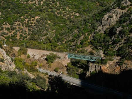 Foto de Vista aérea de un puente ferroviario en el cañón de Despenaperros, Jaén, Andalucía, España - Imagen libre de derechos