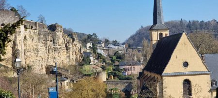 Téléchargez les photos : Les Casemates de Bock par une journée ensoleillée avec un ciel bleu en arrière-plan, Luxembourg - en image libre de droit