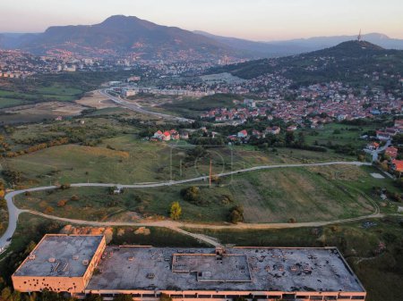 Téléchargez les photos : Vue aérienne de la ville de Sarajevo entourée de collines et de montagnes pendant la journée - en image libre de droit