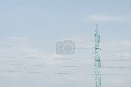 Foto de Una torre de pilón de acero de alto voltaje con líneas eléctricas en un campo rural - Imagen libre de derechos