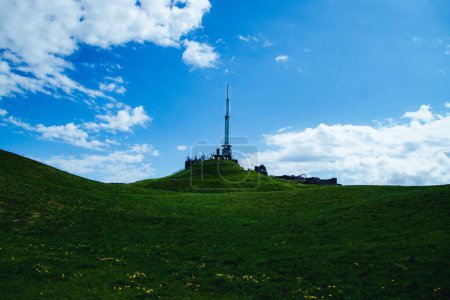 Téléchargez les photos : L'Observatoire de Clermont de Physique Terrestre au Puy de Dome France contre le ciel bleu - en image libre de droit