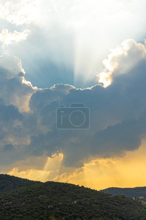 Téléchargez les photos : Un coup vertical du soleil qui brille derrière les nuages. - en image libre de droit