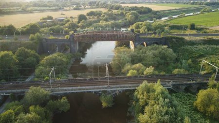 Foto de Vista aérea de un puente ferroviario sobre el viaducto de Warrington - Imagen libre de derechos
