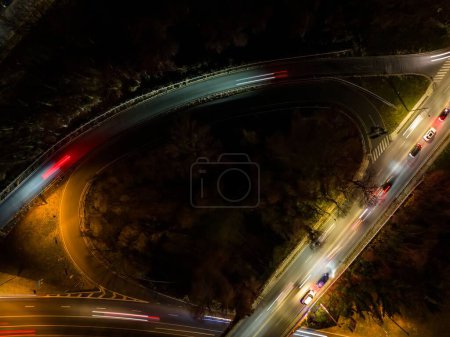 Foto de Una vista aérea de una rampa de salida de una carretera por la noche - Imagen libre de derechos