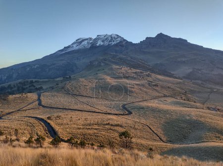 Téléchargez les photos : Un bas-angle de la montagne Iztaccihuatl au Mexique - en image libre de droit