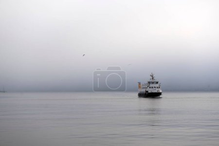 Téléchargez les photos : Vue du navire naviguant sur le paysage marin de la Baltique au-dessus de l'horizon et ciel nuageux par temps orageux - en image libre de droit