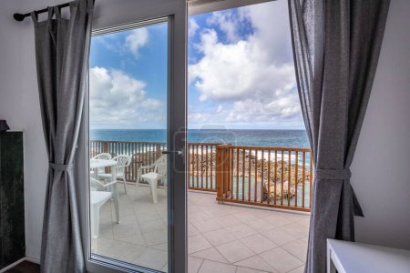 Foto de Una hermosa vista del paisaje marino desde la ventana del hotel - Imagen libre de derechos