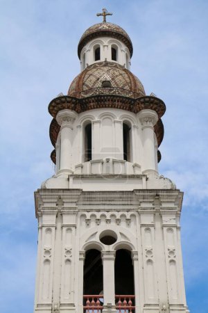 Téléchargez les photos : Un plan vertical de l'église de Santo Domingo en blanc et brun dans Centro, Cartagena, Bolivar, Colombie - en image libre de droit