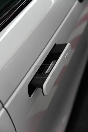Foto de Un disparo a escala de grises de una manija de puerta pop-out Range Rover Evoque - Imagen libre de derechos