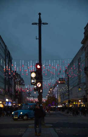 Foto de Un plano vertical del Circo de Oxford decorado con luces iluminadas para la Navidad durante la noche - Imagen libre de derechos
