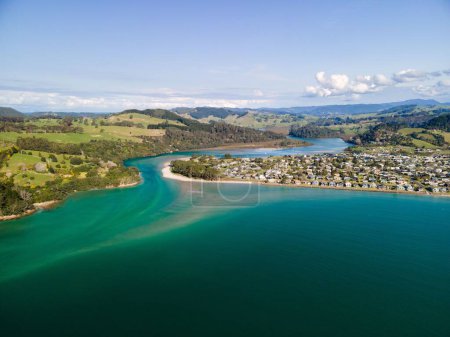 Téléchargez les photos : Vue aérienne de la mer et de Cooks Beach, péninsule de Coromandel dans l'île du Nord de la Nouvelle-Zélande - en image libre de droit
