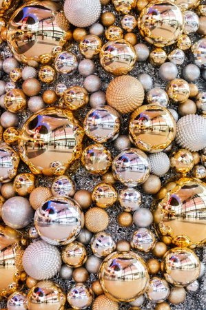 Foto de Un primer plano vertical de bolas blancas y doradas de Navidad de diferentes tamaños - Imagen libre de derechos