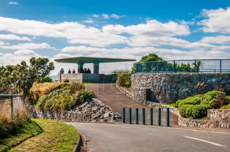Foto de Uno de los vigías del Monte Victoria, en Wellington, Nueva Zelanda, mostrando a la gente en silueta viendo la ciudad y el puerto - Imagen libre de derechos