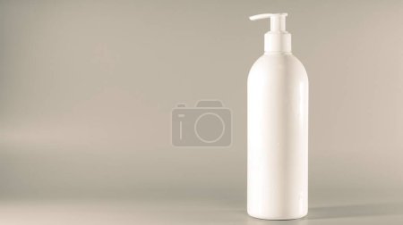 Téléchargez les photos : Une bouteille blanche vierge pour les produits cosmétiques avec un distributeur sur fond gris - en image libre de droit