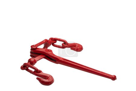 Foto de Un aglutinante de cadena de trinquete rojo metálico para asegurar la carga aislada en el fondo blanco - Imagen libre de derechos