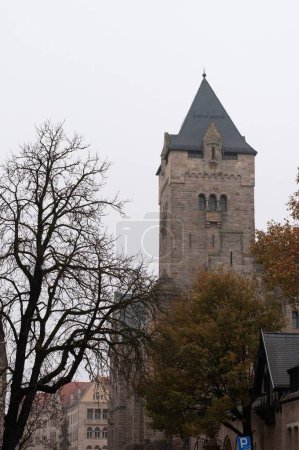 Téléchargez les photos : Un angle bas vertical de la tour du château impérial à Poznan, Pologne - en image libre de droit