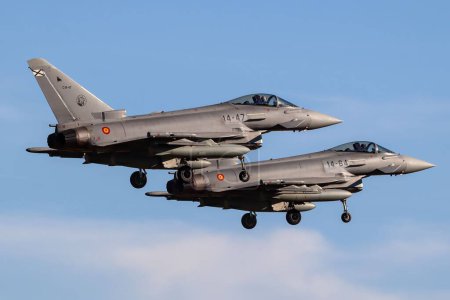 Téléchargez les photos : L'Eurofighter Typhoon de l'armée de l'air espagnole débarque en parallèle à Berlin dans le cadre de l'ILA 2022. - en image libre de droit