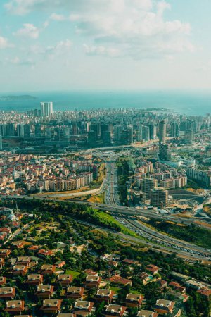 Téléchargez les photos : Une vue par drone du paysage urbain pittoresque d'Istanbul en Turquie - en image libre de droit