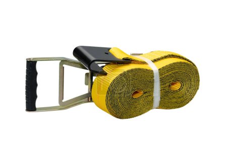 Téléchargez les photos : Un rouleau d'un bracelet cargo jaune avec boucle en acier inoxydable pour le support de toit sur un fond blanc - en image libre de droit