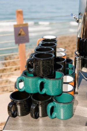 Foto de Una toma vertical de una pila de tazas de arcilla hechas a mano en una tienda - Imagen libre de derechos