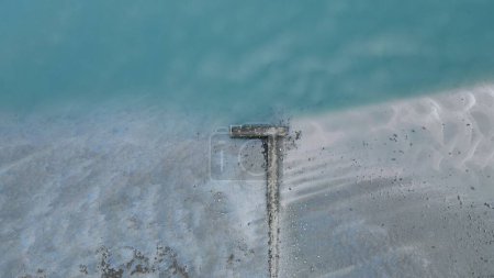 Foto de Una vista aérea de un muelle de madera en el mar poco profundo - Imagen libre de derechos