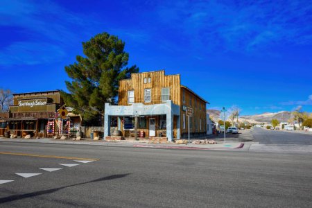 Téléchargez les photos : Une route asphaltée vide de jour à Beatty, Nevada, États-Unis - en image libre de droit