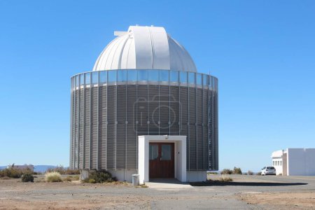 Foto de Una escena del edificio redondo del Observatorio Astronómico Sudafricano con techo blanco en Observatory Rd, Ciudad del Cabo, Sudáfrica - Imagen libre de derechos