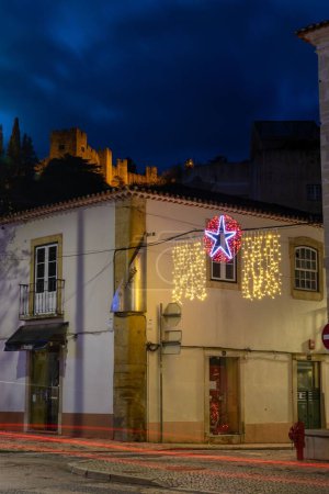 Téléchargez les photos : Château templier la nuit avec des lumières de Noël. Noël à Tomar - en image libre de droit