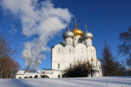 Téléchargez les photos : Le couvent Novodevichy monastère sur fond bleu ciel nuageux à Moscou, Russie en hiver - en image libre de droit