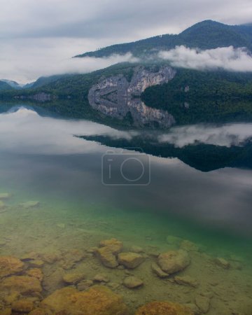 Téléchargez les photos : Un beau lac de montagne Wolfgangsee avec des montagnes par une journée sombre - en image libre de droit