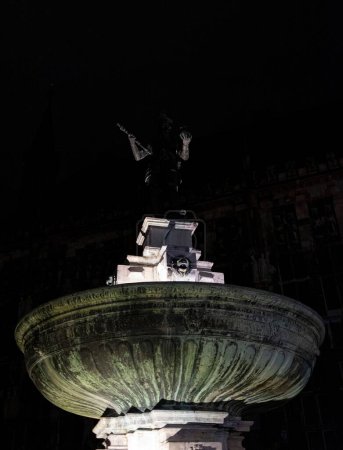Téléchargez les photos : Un plan vertical de la partie supérieure d'une fontaine la nuit. - en image libre de droit