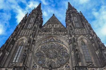 Téléchargez les photos : Vue en angle bas de la cathédrale Saint-Vitus et du château de Prague sous les nuages et le ciel bleu - en image libre de droit