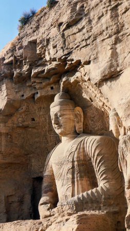 Téléchargez les photos : Un plan vertical du temple de la grotte à Yungang Grottoes - en image libre de droit