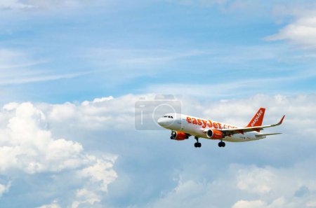 Foto de Un avión Airbus A320 de la compañía Easyjet Europe, aterrizando en el aeropuerto de El Prat en Barcelona - Imagen libre de derechos