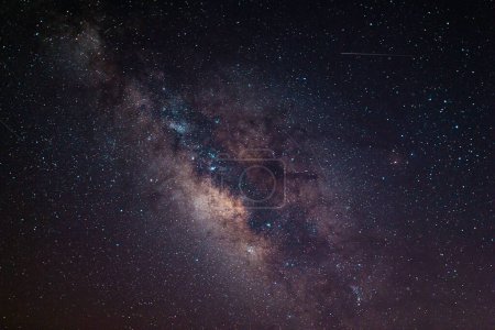 Foto de La galaxia de la Vía Láctea brillando a través del cielo estrellado por la noche - Imagen libre de derechos