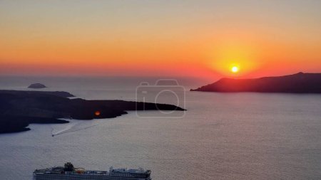 Téléchargez les photos : Un coucher de soleil de Santorin juste à l'extérieur de la Thira - en image libre de droit
