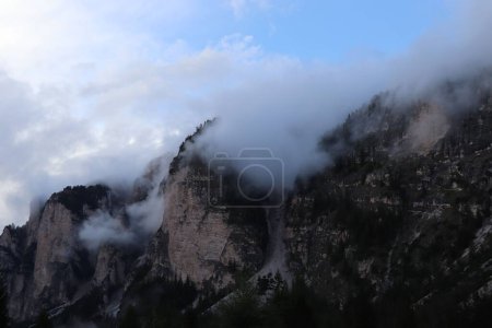 Foto de Un paisaje de montañas rocosas de Dolomitas con un cielo de humo brumoso en Trentino-Tirol del Sur, Italia - Imagen libre de derechos