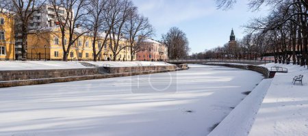 Foto de Una vista escalofriante de un río congelado en la ciudad de Turku en Finlandia durante el invierno - Imagen libre de derechos