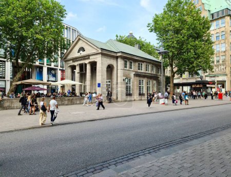 Téléchargez les photos : La rue commerçante de Hambourg avec des gens marchant par une journée ensoleillée - en image libre de droit