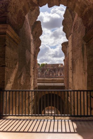 Téléchargez les photos : Une vue verticale d'une arche du bâtiment du Colisée - en image libre de droit
