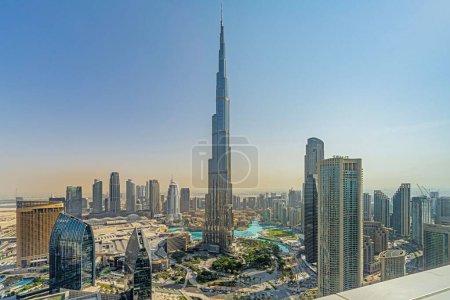Téléchargez les photos : Le plus haut bâtiment Burj Khalifa entouré d'autres gratte-ciel modernes, Dubaï, EAU - en image libre de droit