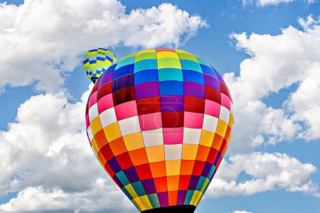 Téléchargez les photos : Un plan à faible angle de montgolfières colorées volant dans les airs - en image libre de droit