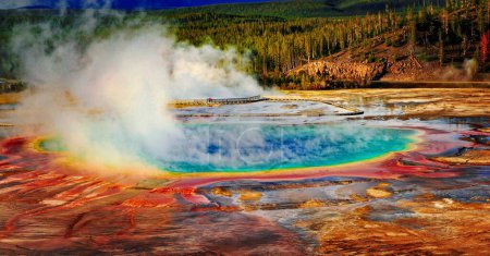 Téléchargez les photos : Grand Prismatic Spring Dans Yellowstone National Park vue d'en haut - en image libre de droit