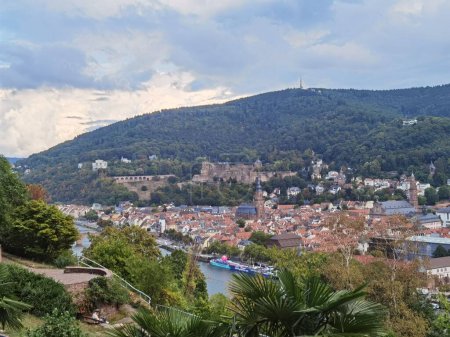 Téléchargez les photos : Une vue aérienne du Heidelberg une ville dans l'état allemand de Baden-Wurttemberg, situé sur la rivière Neckar dans le sud-ouest de l'Allemagne - en image libre de droit