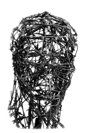 Téléchargez les photos : Plan vertical d'une sculpture de tête en fil d'acier sur fond blanc - en image libre de droit