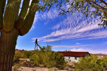 Téléchargez les photos : Wickenburg, AZ USA-18 Novembre 2022 : Ancien équipement minier et bâtiment minier contre un ciel bleu avec des nuages. - en image libre de droit