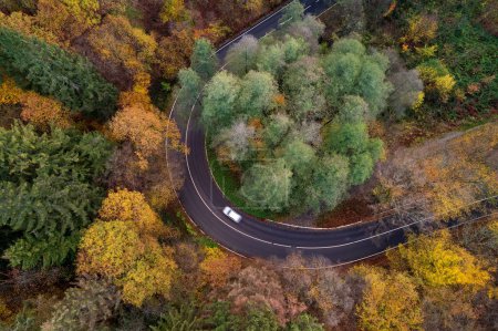 Téléchargez les photos : Une vue aérienne d'une autoroute avec des arbres colorés autour de Solingen en Allemagne - en image libre de droit