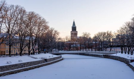 Foto de Una vista escalofriante de un río congelado en la ciudad de Turku en Finlandia durante el invierno - Imagen libre de derechos